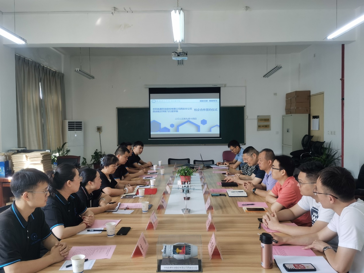 一群人在餐厅里吃东西中度可信度描述已自动生成 一群人在餐厅里吃东西中度可信度描述已自动生成