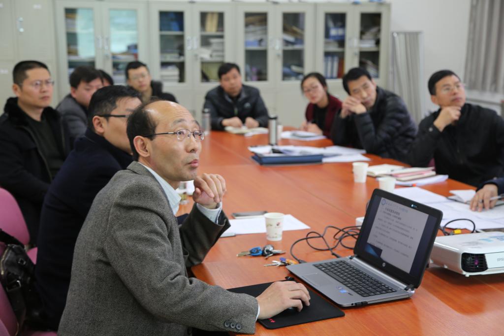 公司党总支书记、经理郝红武作汇报