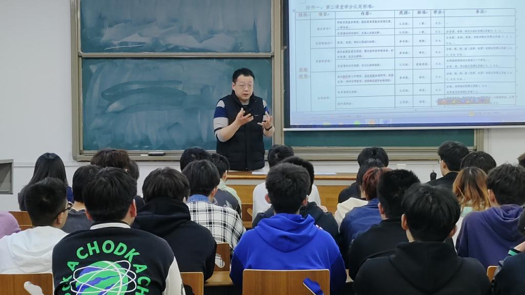 一群人在台上演讲描述已自动生成 一群人在台上演讲描述已自动生成