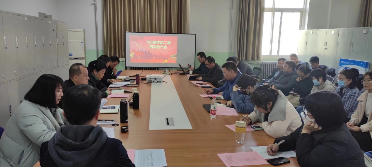 会议室里的人们描述已自动生成 会议室里的人们描述已自动生成