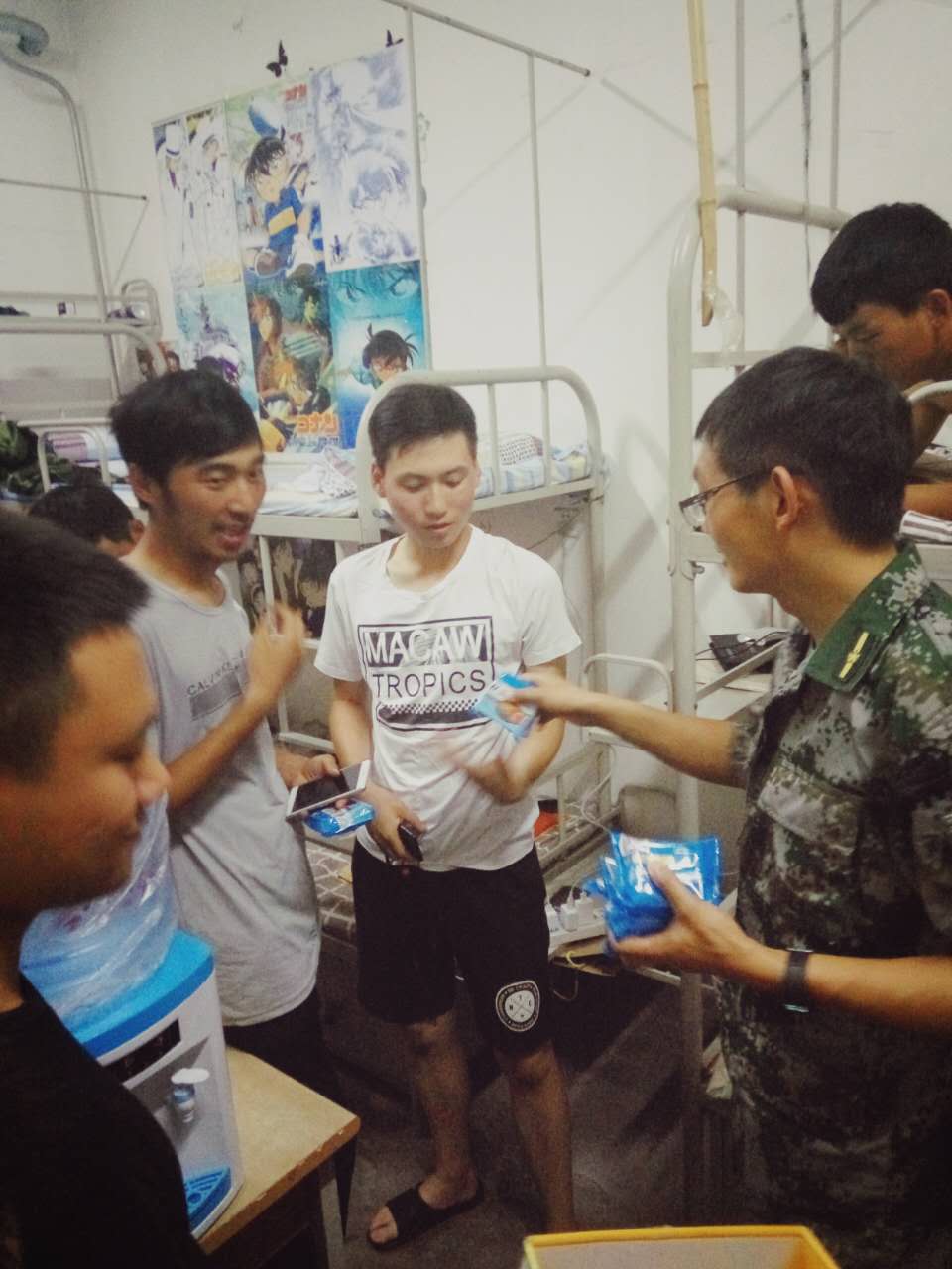 刘杰为新生派发中秋月饼