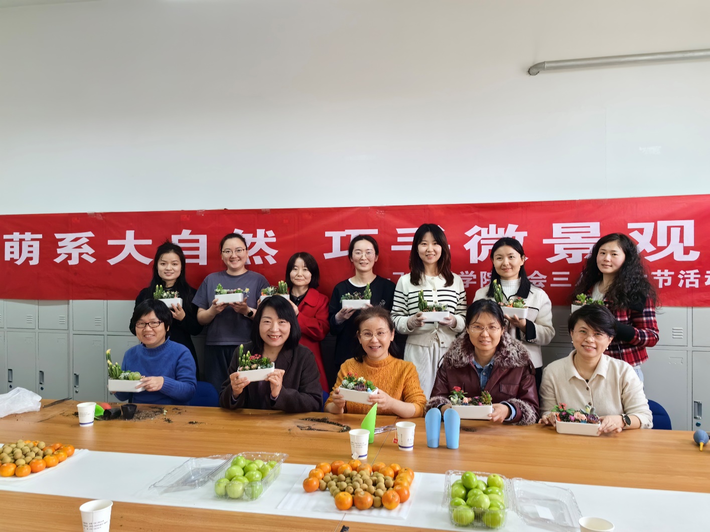 一群人坐在桌子前描述已自动生成 一群人坐在桌子前描述已自动生成