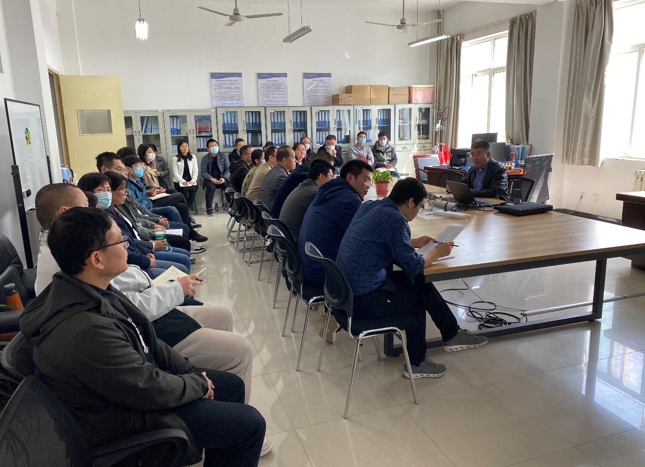 会议室里的人们描述已自动生成 会议室里的人们描述已自动生成