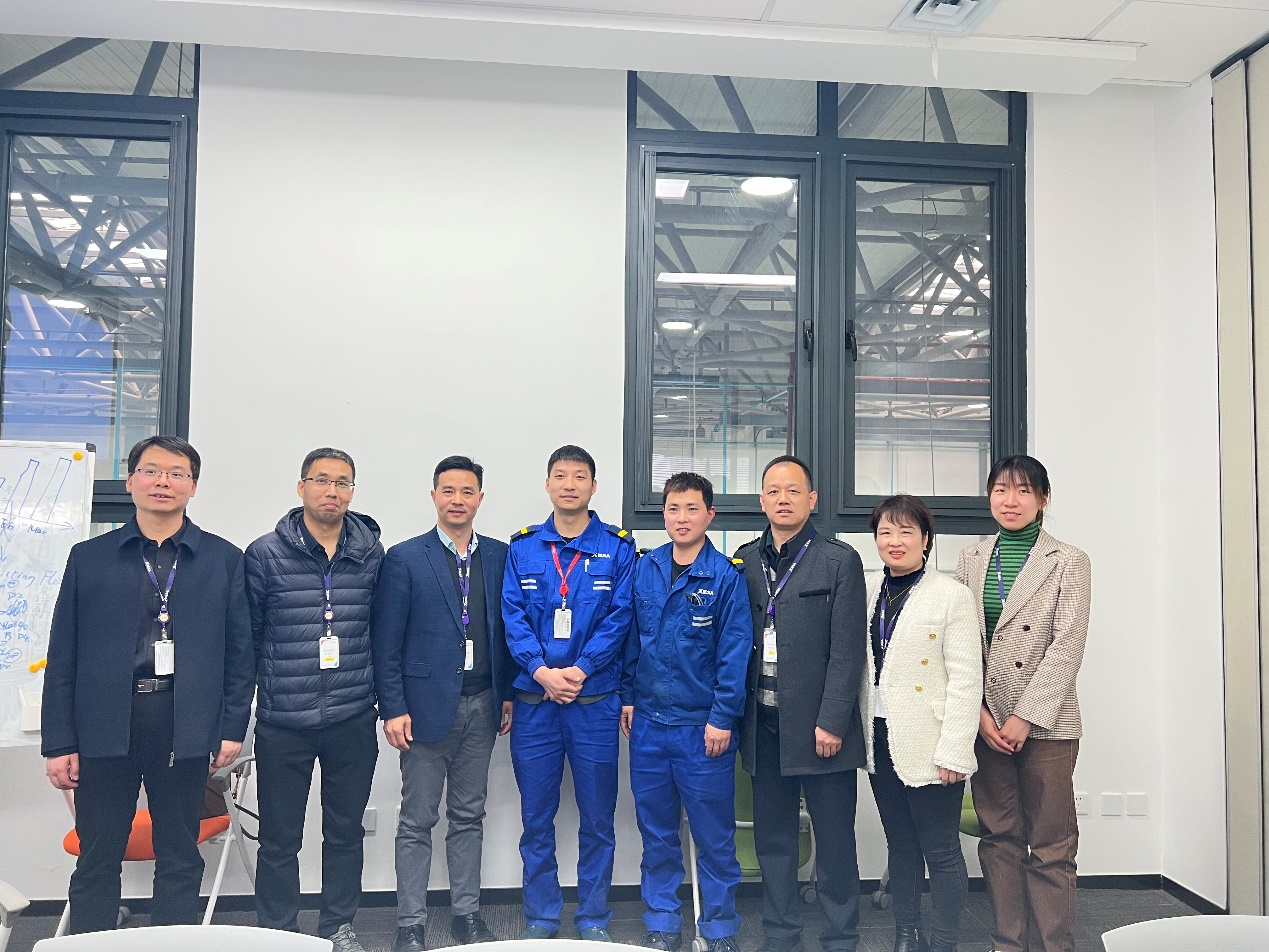 男人们站在一起合影的一群人中度可信度描述已自动生成 男人们站在一起合影的一群人中度可信度描述已自动生成