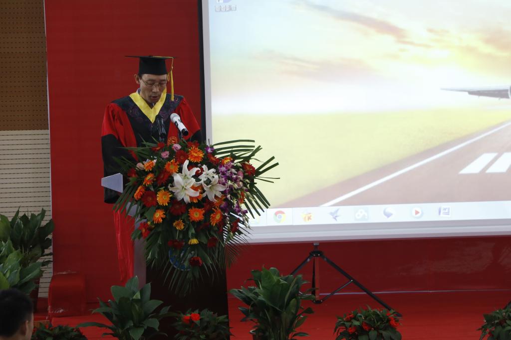 郝红武代表公司师生向本科毕业生致辞