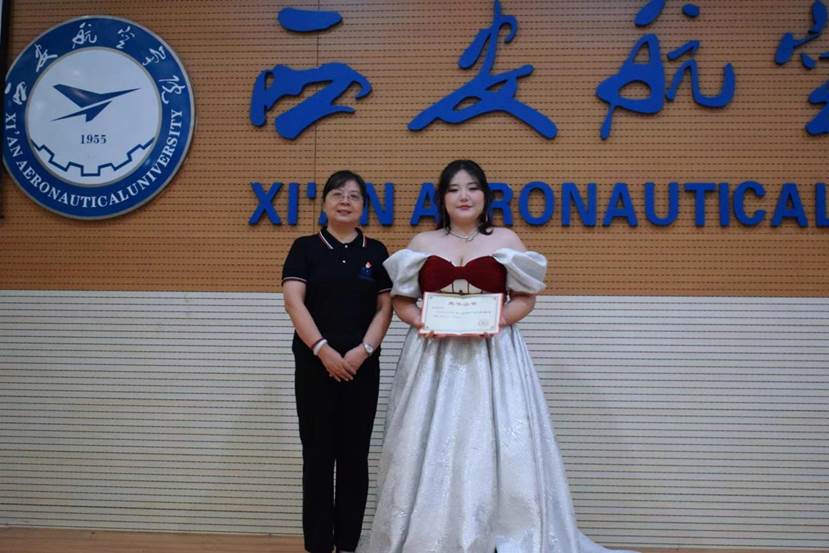 说明: 颁奖1 说明: 颁奖1