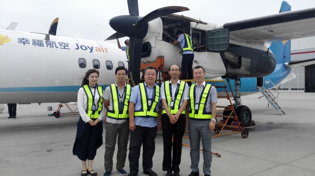 机务维护区参观合影