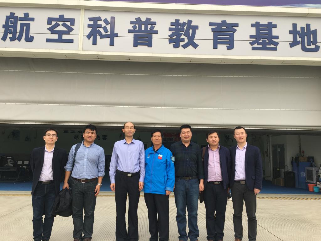 与空军航空兵特级飞行员徐勤和交流留影