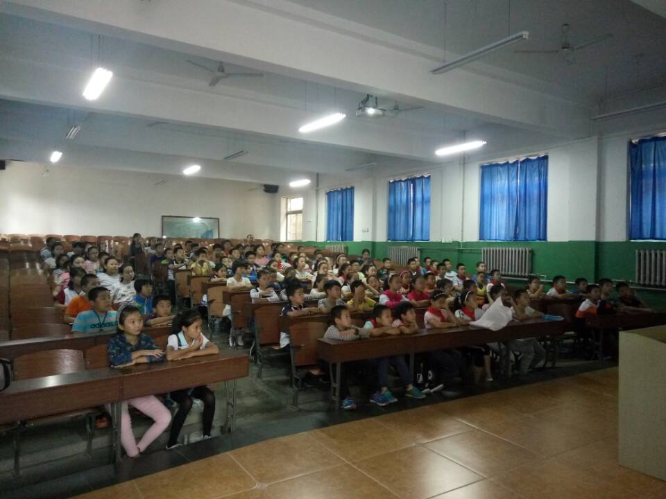 员工们聚精会神听讲解